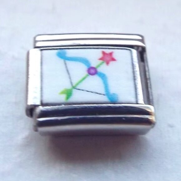 Bow and arrow on white enamel heart 9mm stainless steel italian charm link new - Picture 1 of 2